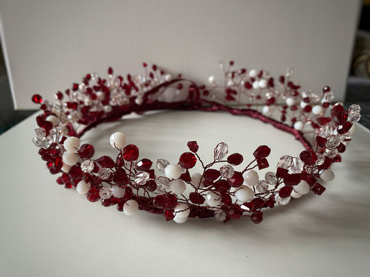 Stikla pērļu kronis sarkanbaltos latviskos toņos