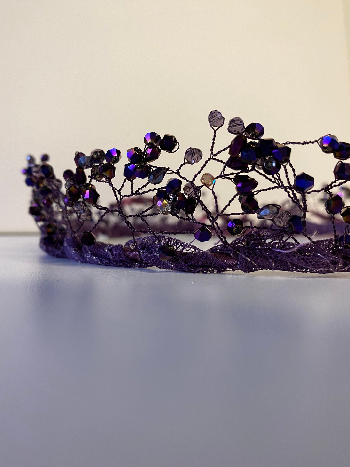 Tumši violets stikla kristlu kronis, sasienams