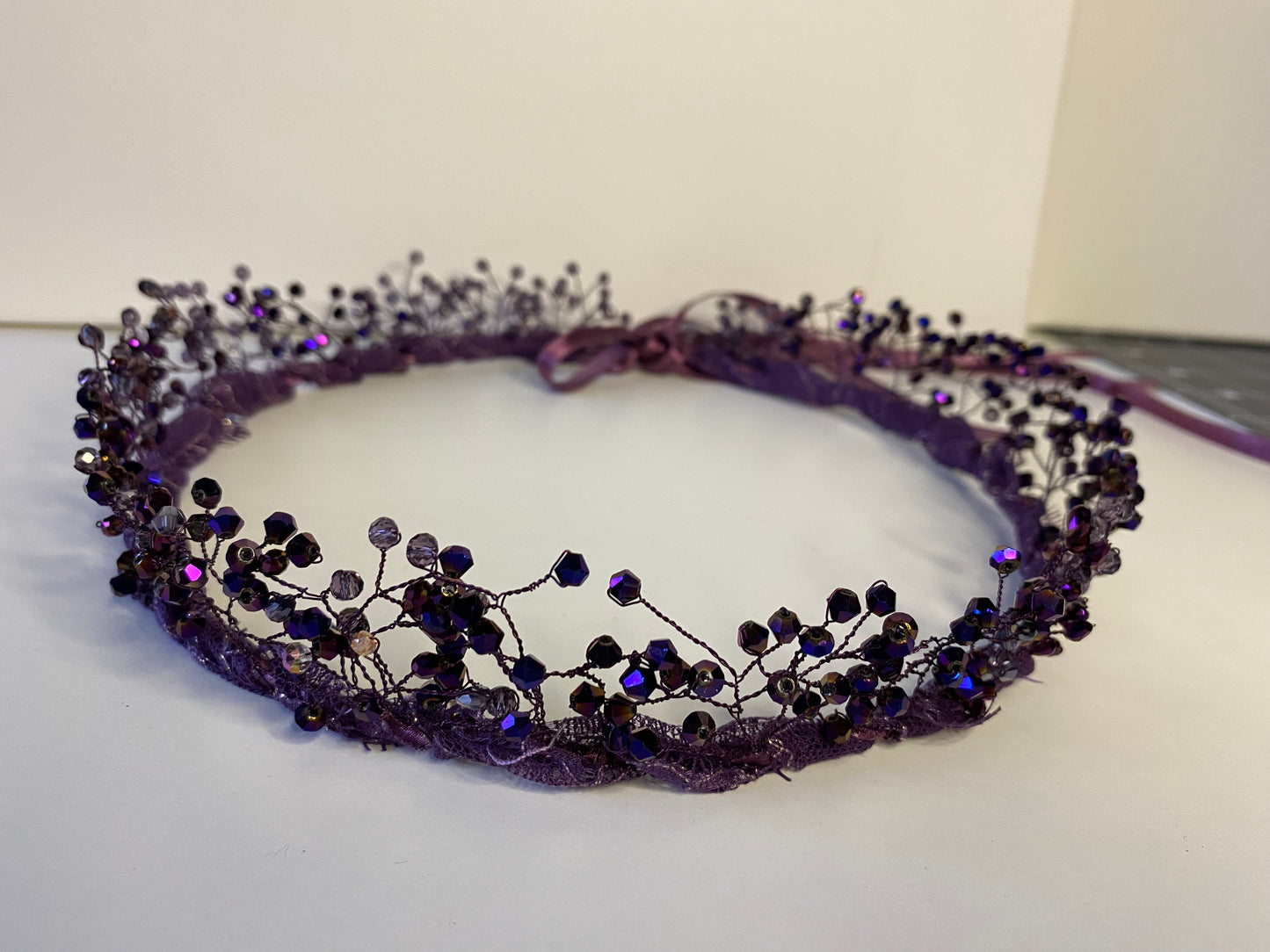 Tumši violets stikla kristlu kronis, sasienams