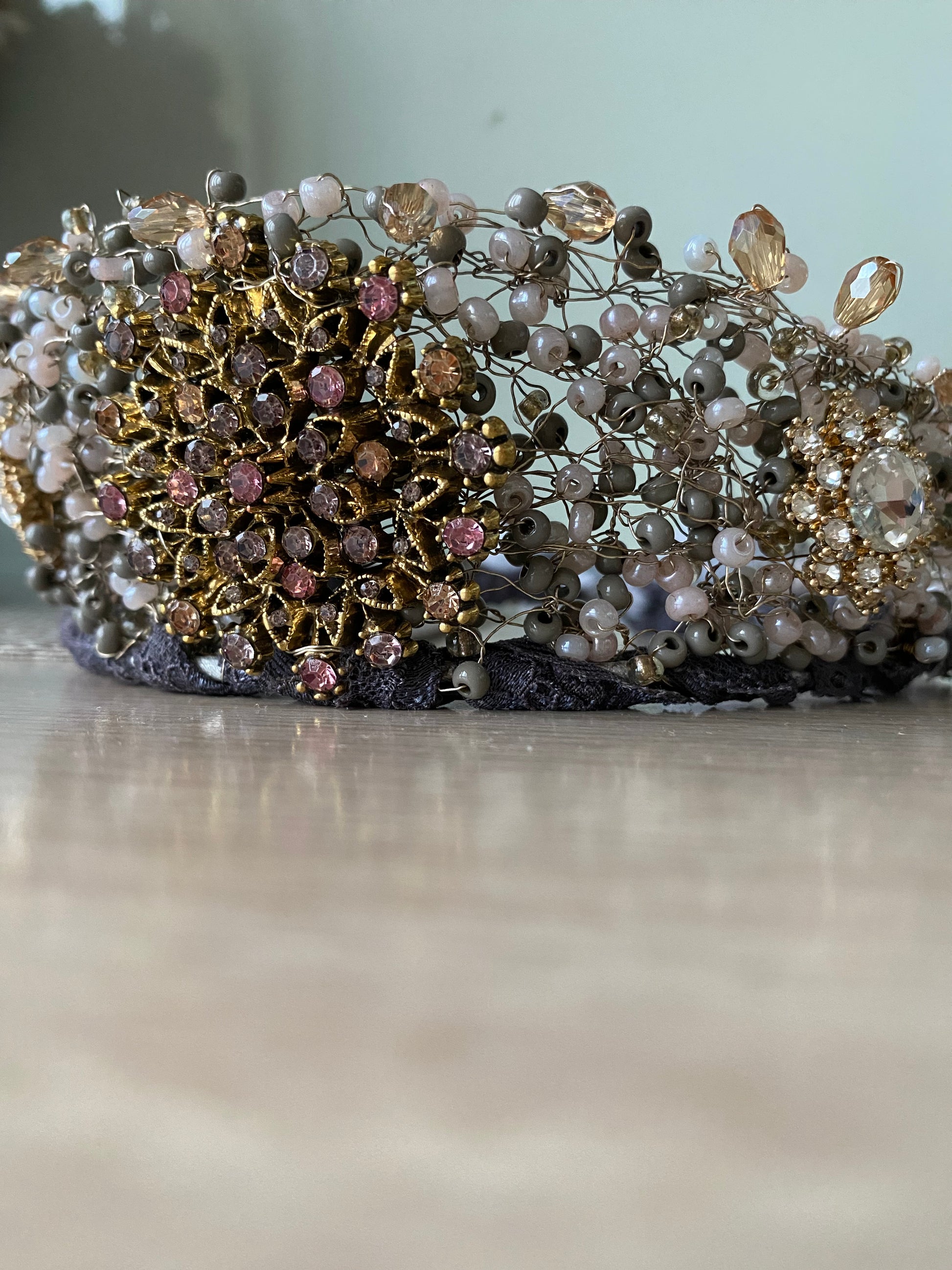 Stikla pērļu kronis, asimetrisks, pelēkos toņos