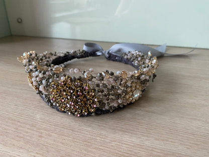 Stikla pērļu kronis, asimetrisks, pelēkos toņos