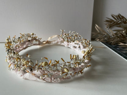 Pērļu kronis balts/bēšs ar mežgīnes pamatni