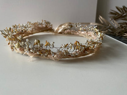 Pērļu kronis balts/bēšs ar mežģīnes pamatni