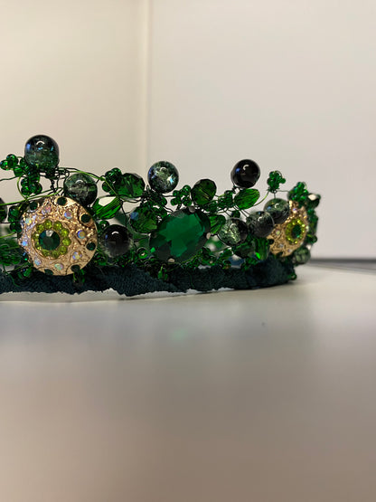 Stikla pērļu kronis egļu zaļos toņos
