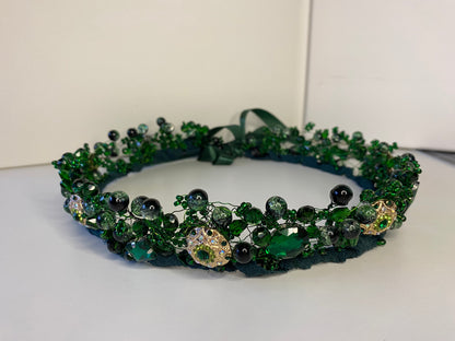 Stikla pērļu kronis egļu zaļos toņos
