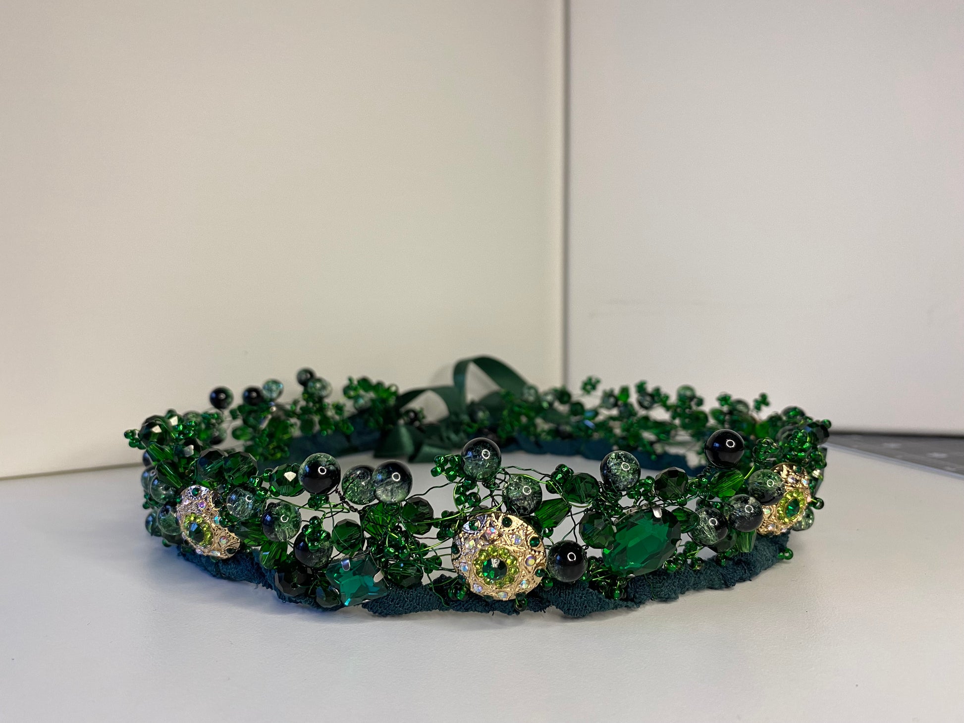 Stikla pērļu kronis egļu zaļos toņos