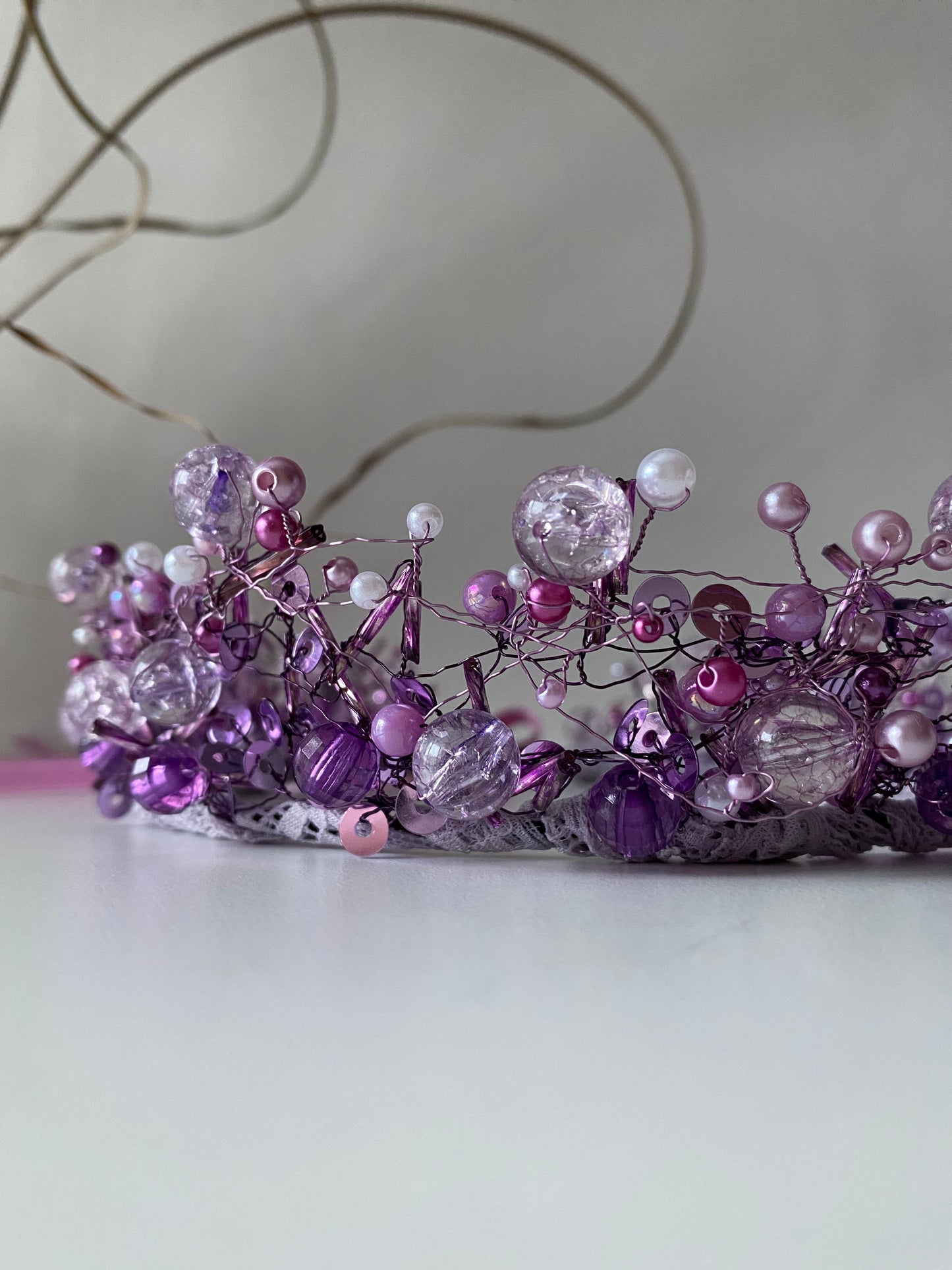 Stikla pērļu kronis lavandas violetos toņos