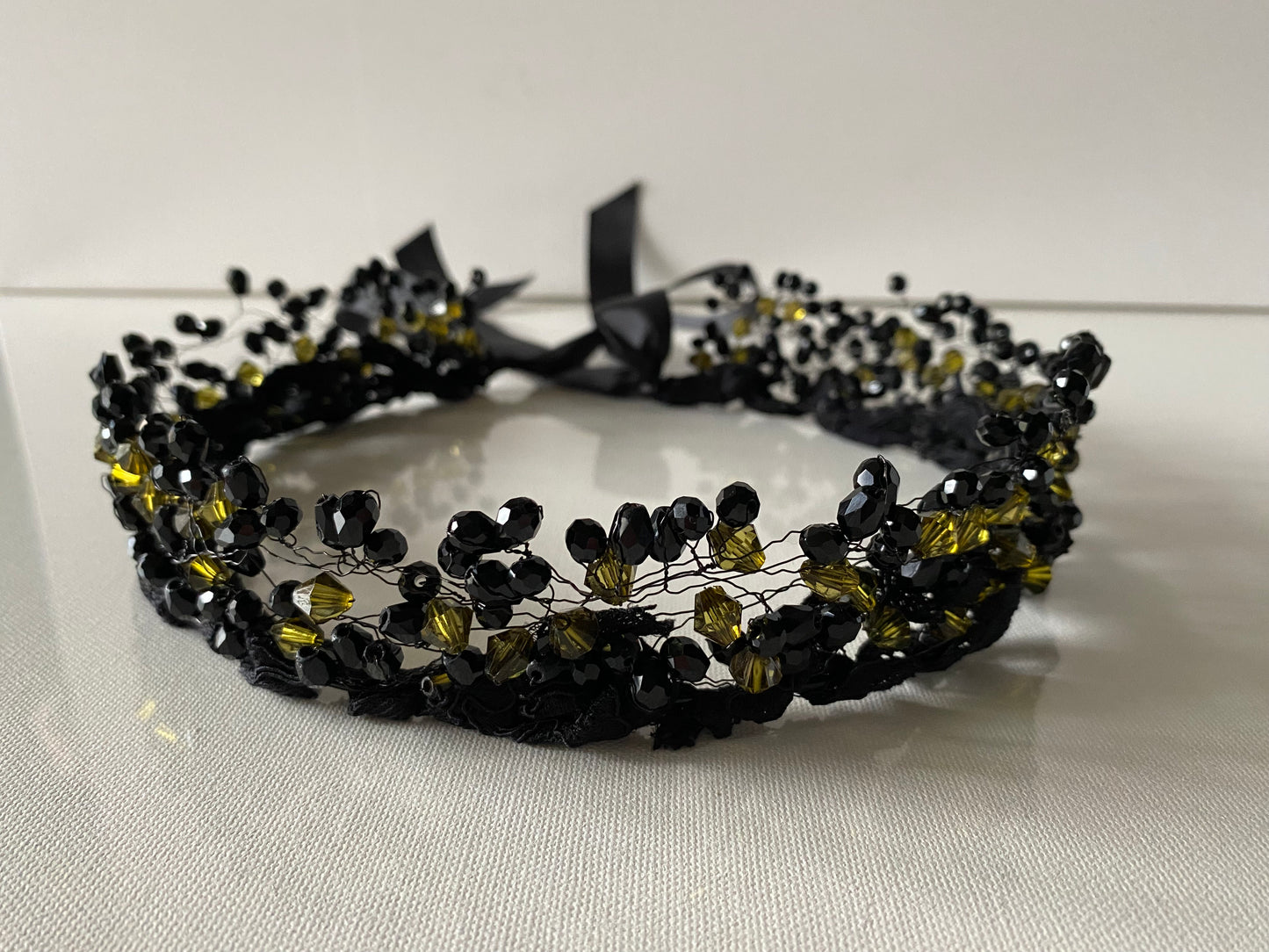 Stikla pērļu kronis melns ar haki zaļu toni, uz stieples mežģīnes pamatnes, sasienams