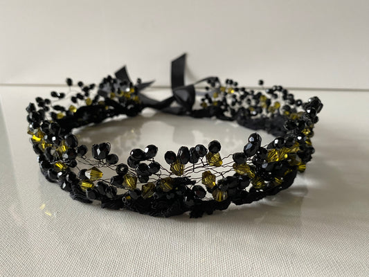 Stikla pērļu kronis melns ar haki zaļu toni, uz stieples mežģīnes pamatnes, sasienams