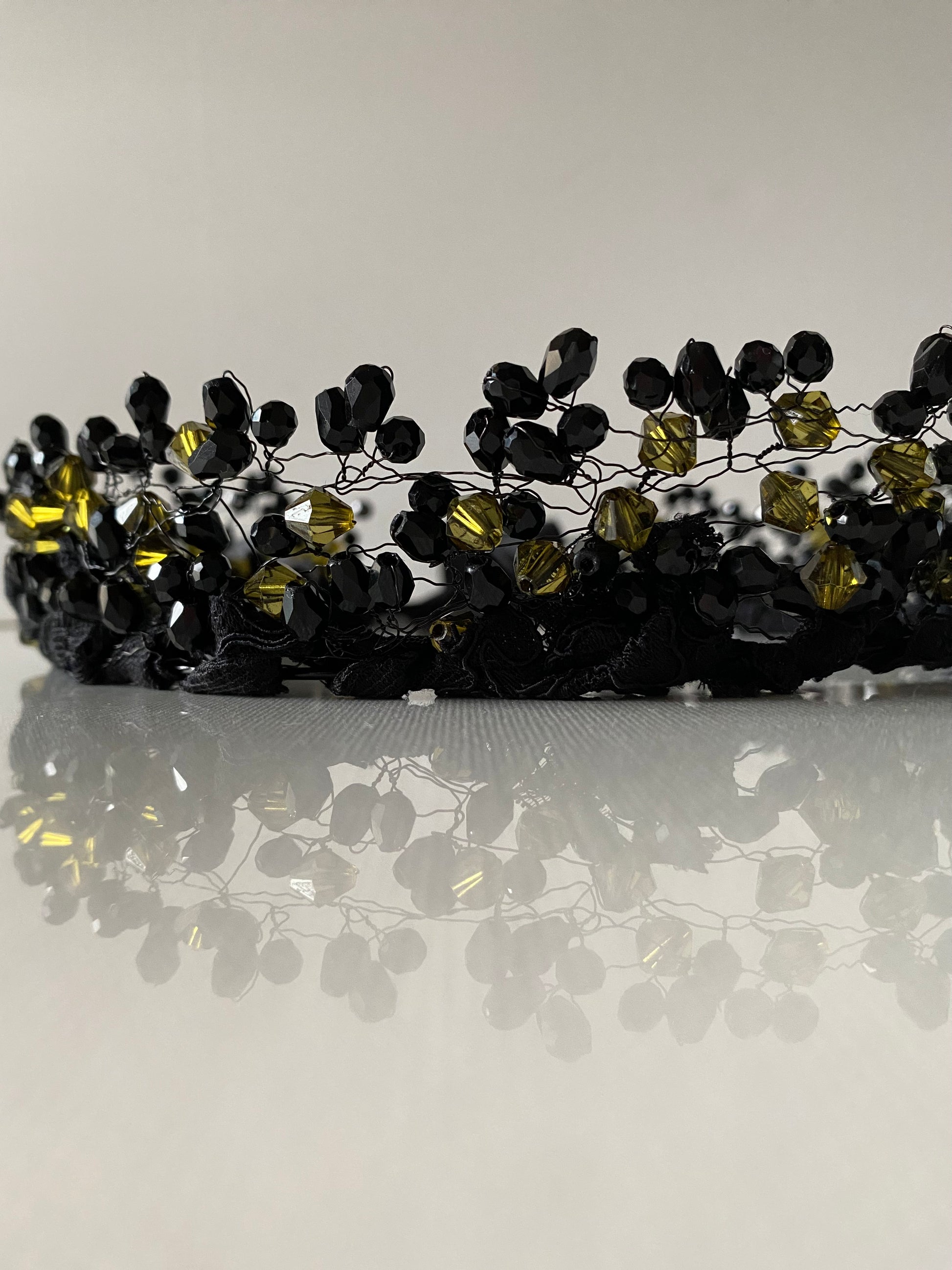 Stikla pērļu kronis melns ar haki zaļu toni, uz stieples mežģīnes pamatnes, sasienams