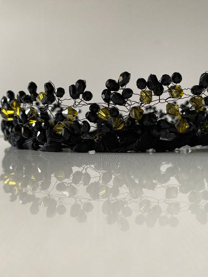 Stikla pērļu kronis melns ar haki zaļu toni, uz stieples mežģīnes pamatnes, sasienams