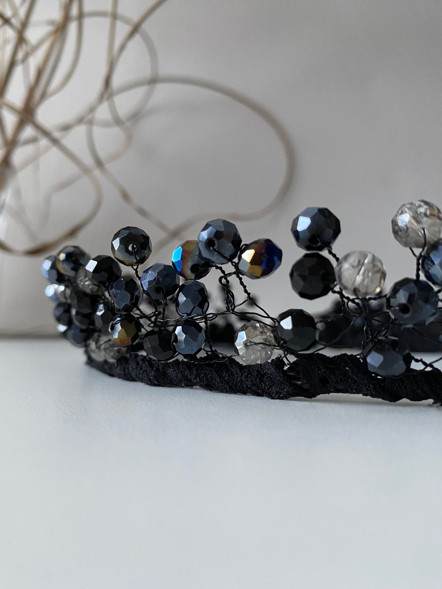 Pērļu kronis melnos, sudraba, caurspīdīgos toņos