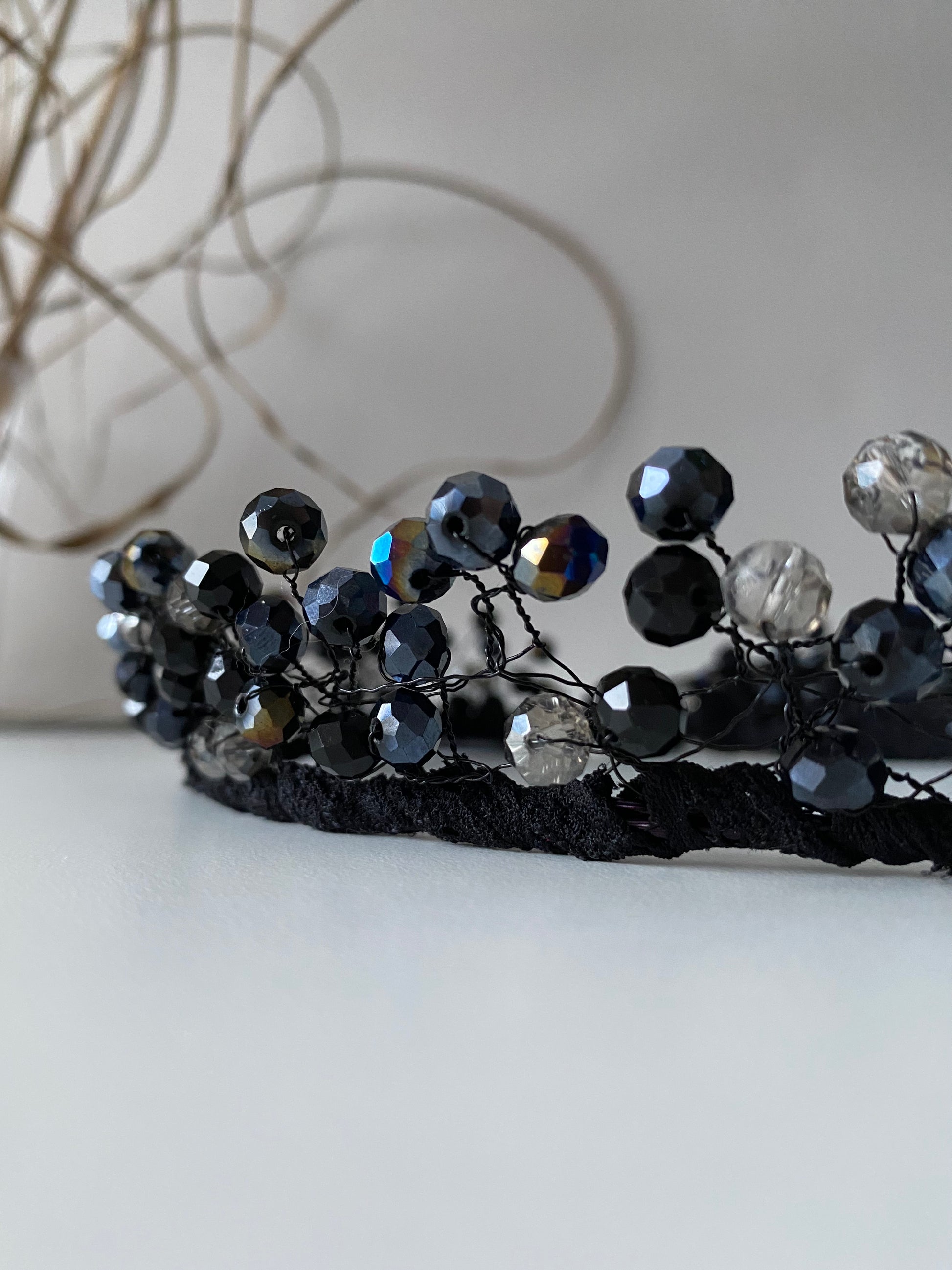 Pērļu kronis melnos, sudraba, caurspīdīgos toņos