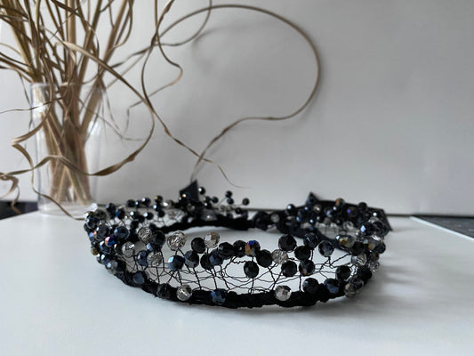 Pērļu kronis melnos, sudraba, caurspīdīgos toņos