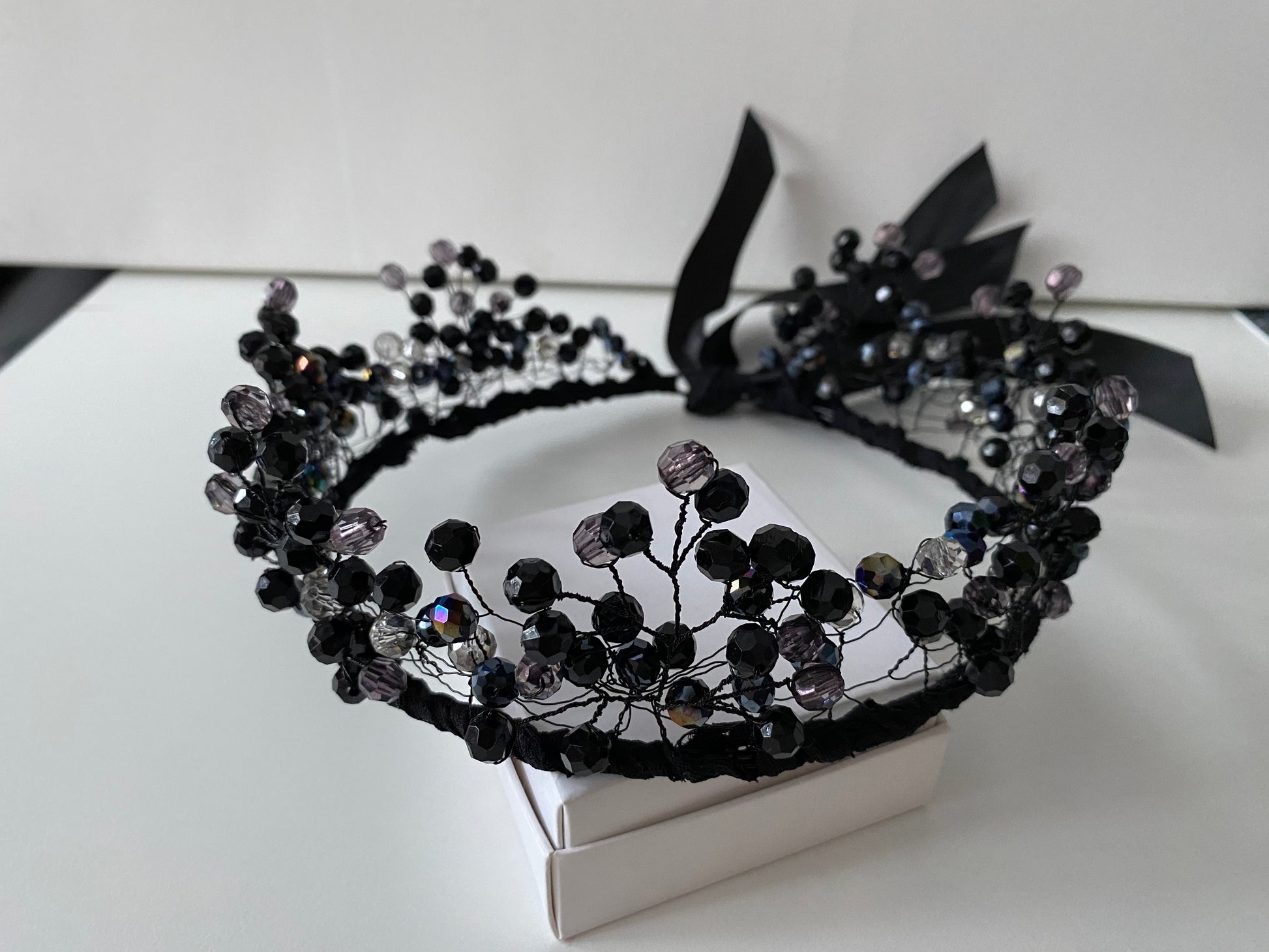 Asimetrisks pērļu kronis melnos, sudraba, caurspīdīgos toņos