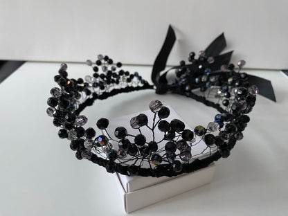 Asimetrisks pērļu kronis melnos, sudraba, caurspīdīgos toņos