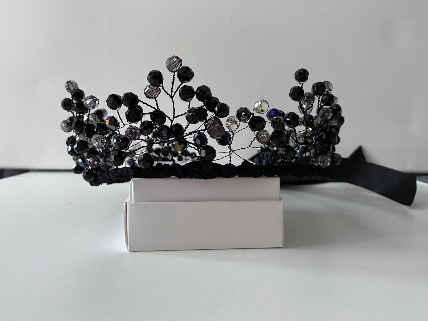 Asimetrisks pērļu kronis melnos, sudraba, caurspīdīgos toņos