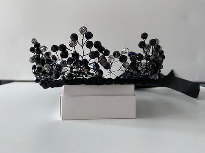 Asimetrisks pērļu kronis melnos, sudraba, caurspīdīgos toņos