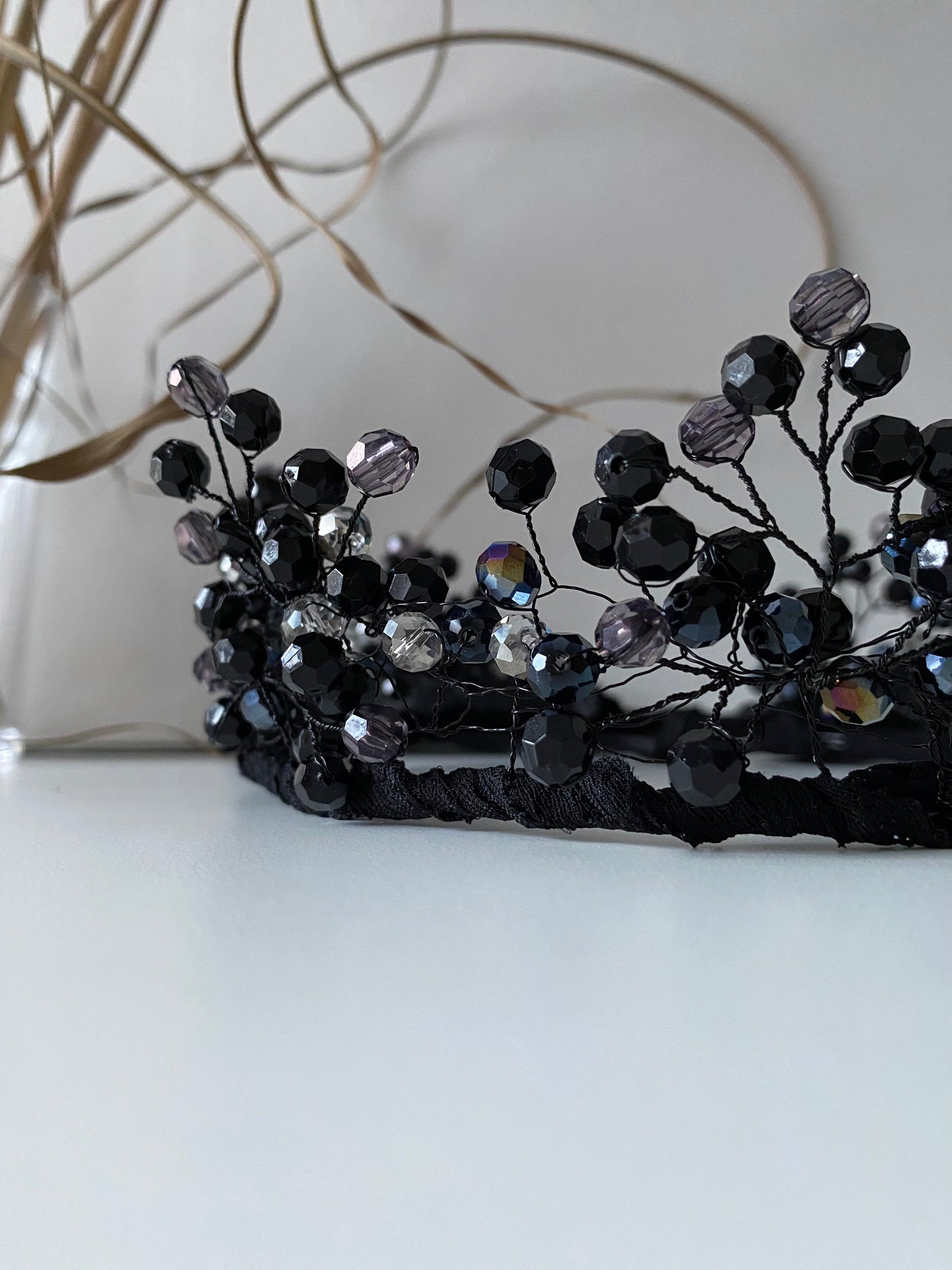 Asimetrisks pērļu kronis melnos, sudraba, caurspīdīgos toņos