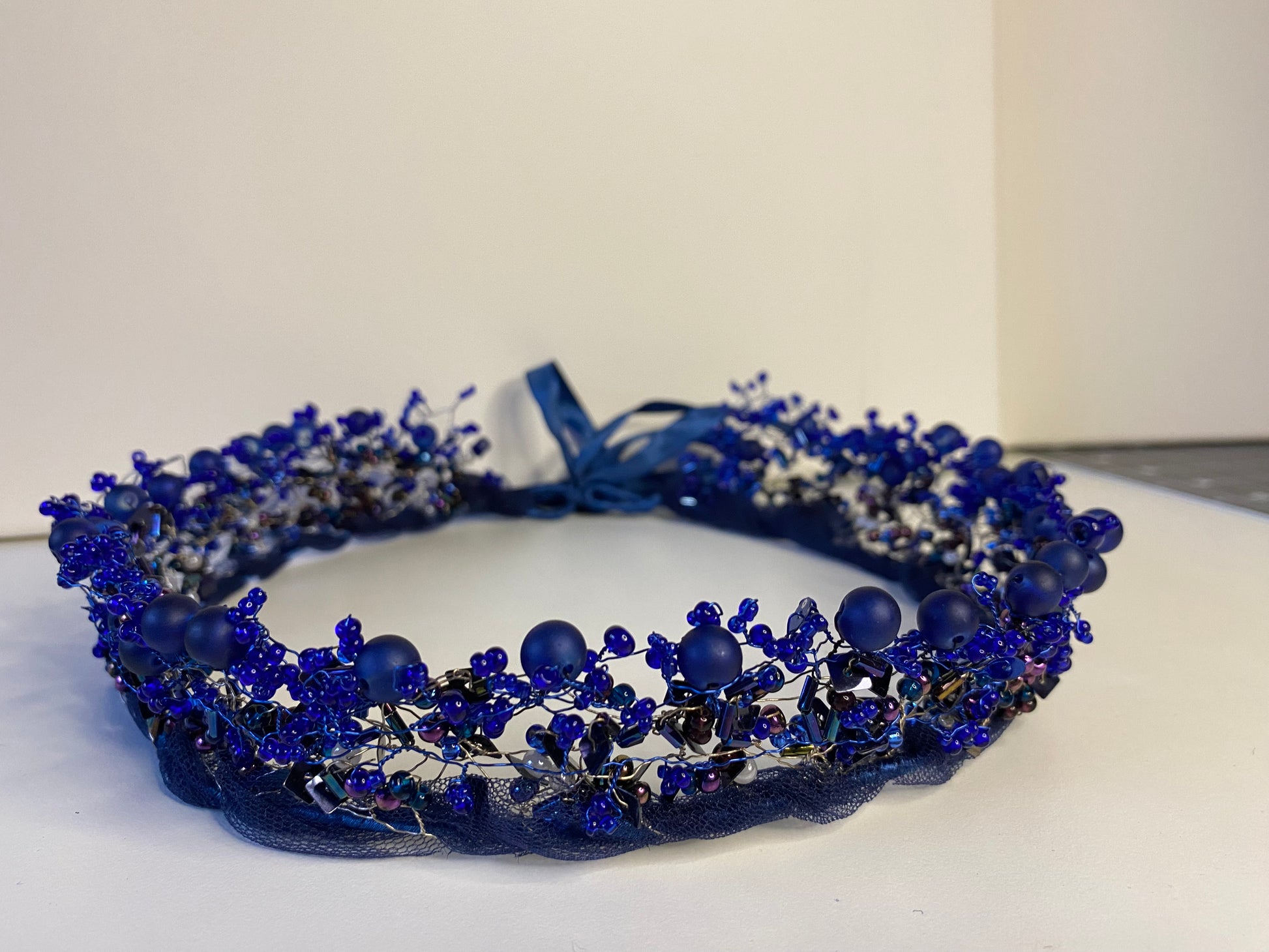 Stikla pērļu kronis rudzupuķu zila ar apstrādātu tilla pamatni