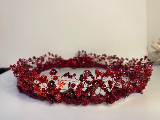 Pērļu kronis no dažāda lieluma sarkanām stikla un akrila pērlītēm.