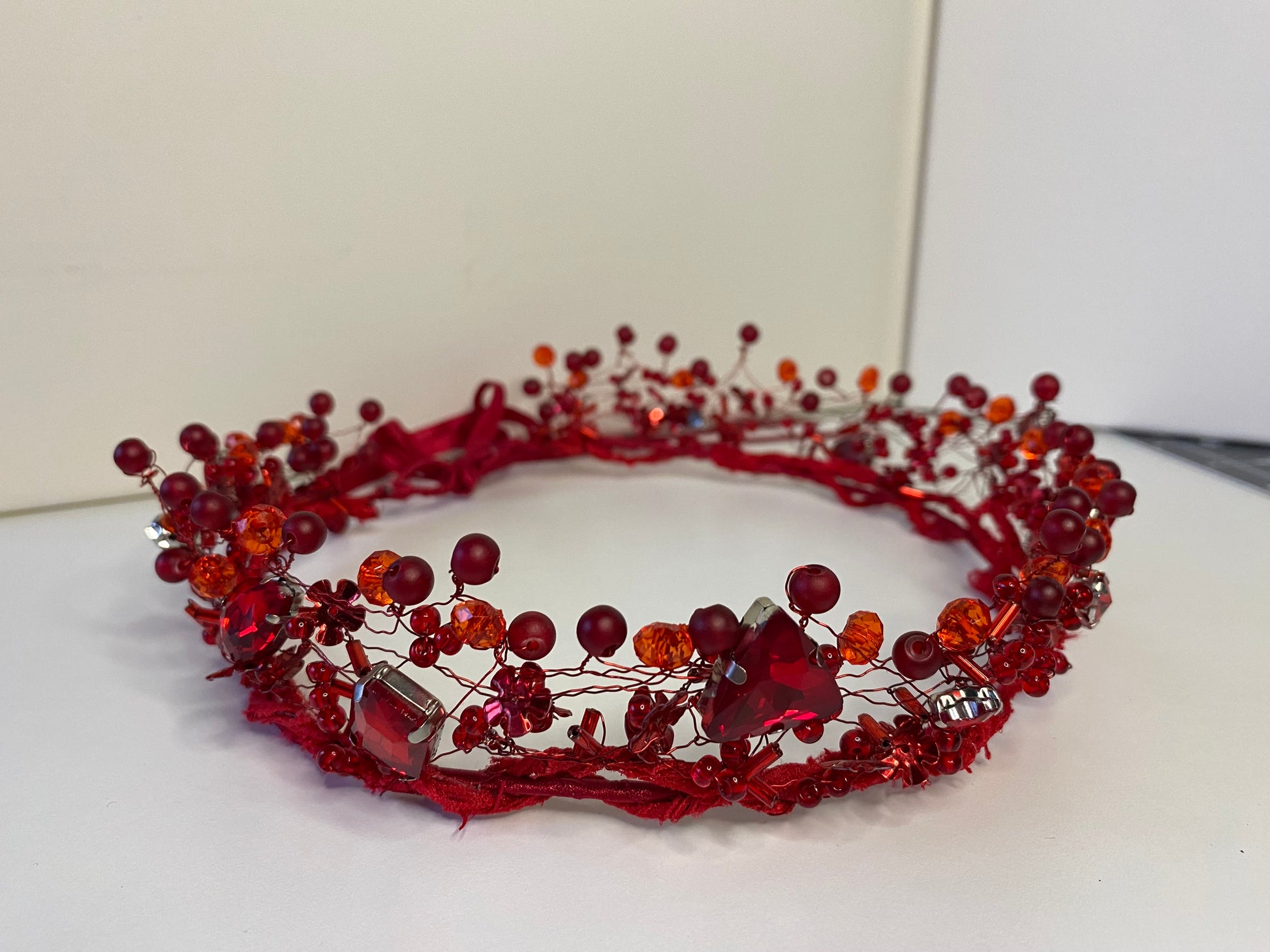 Stikla pērļu kronis, sarkans
