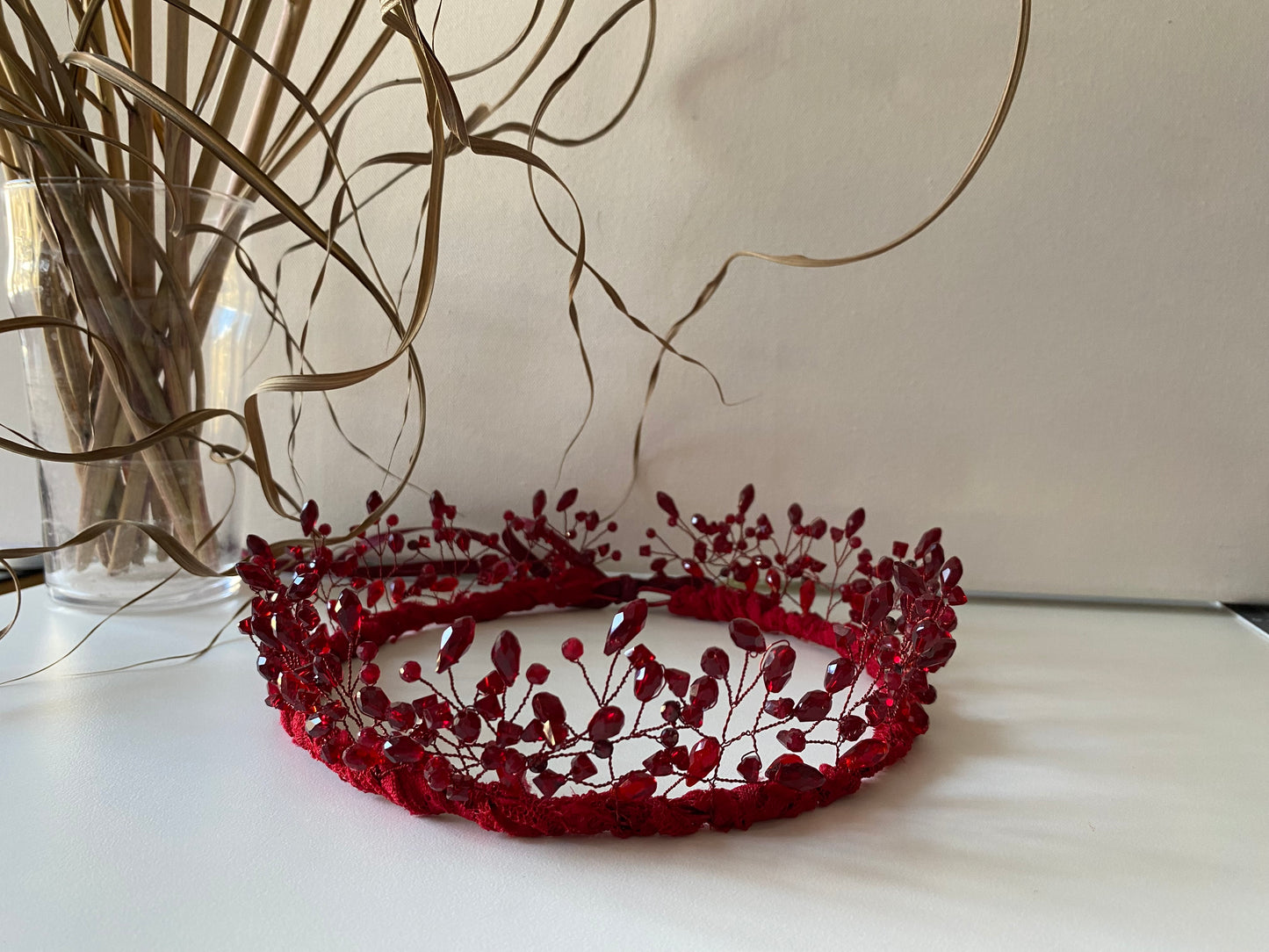 Stikla pērļu kronis sarkans