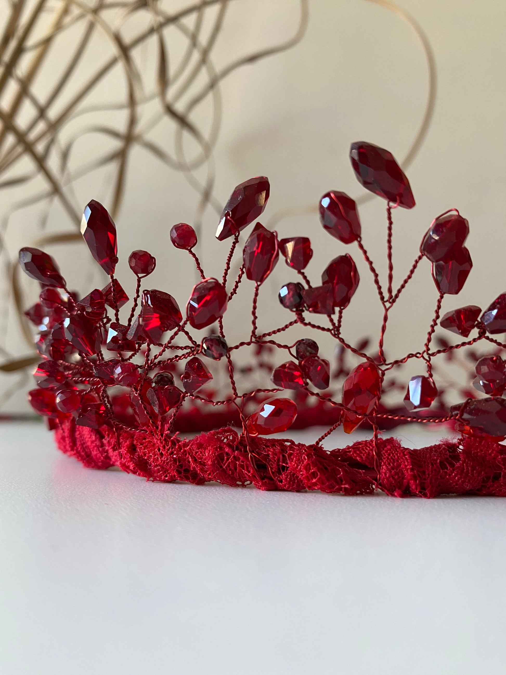 Stikla pērļu kronis sarkans