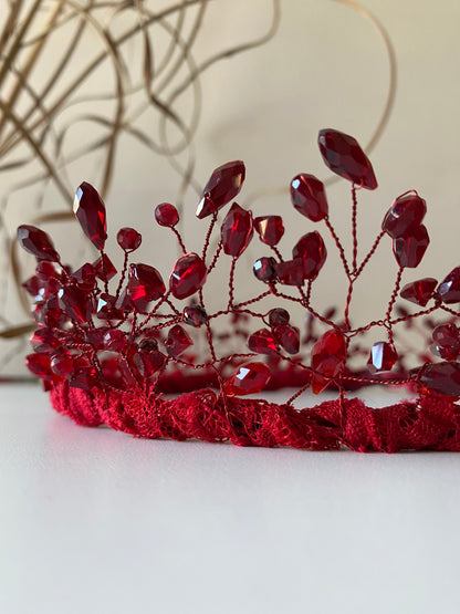 Stikla pērļu kronis sarkans