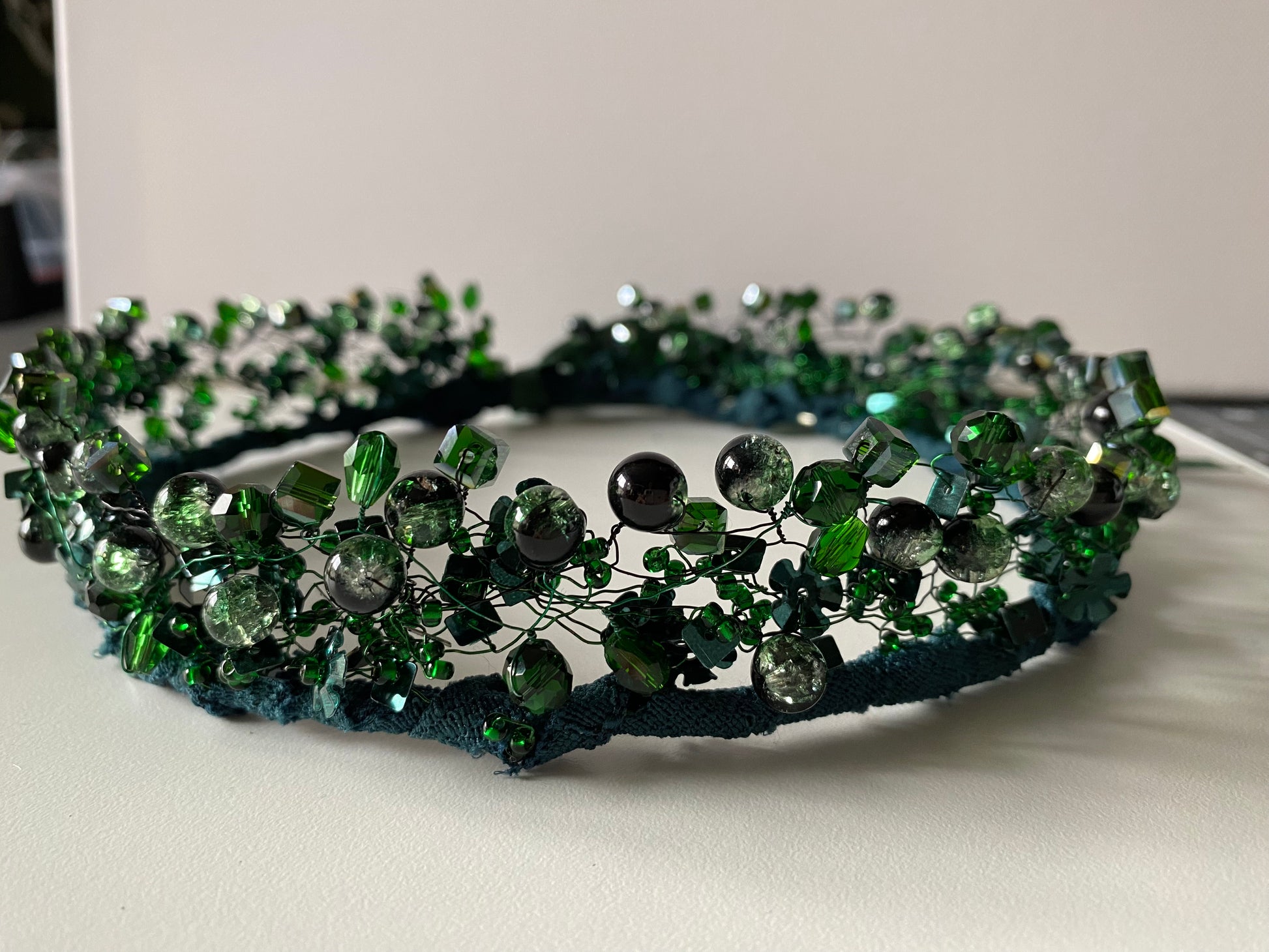 Stikla pērļu kronis egļu zaļš