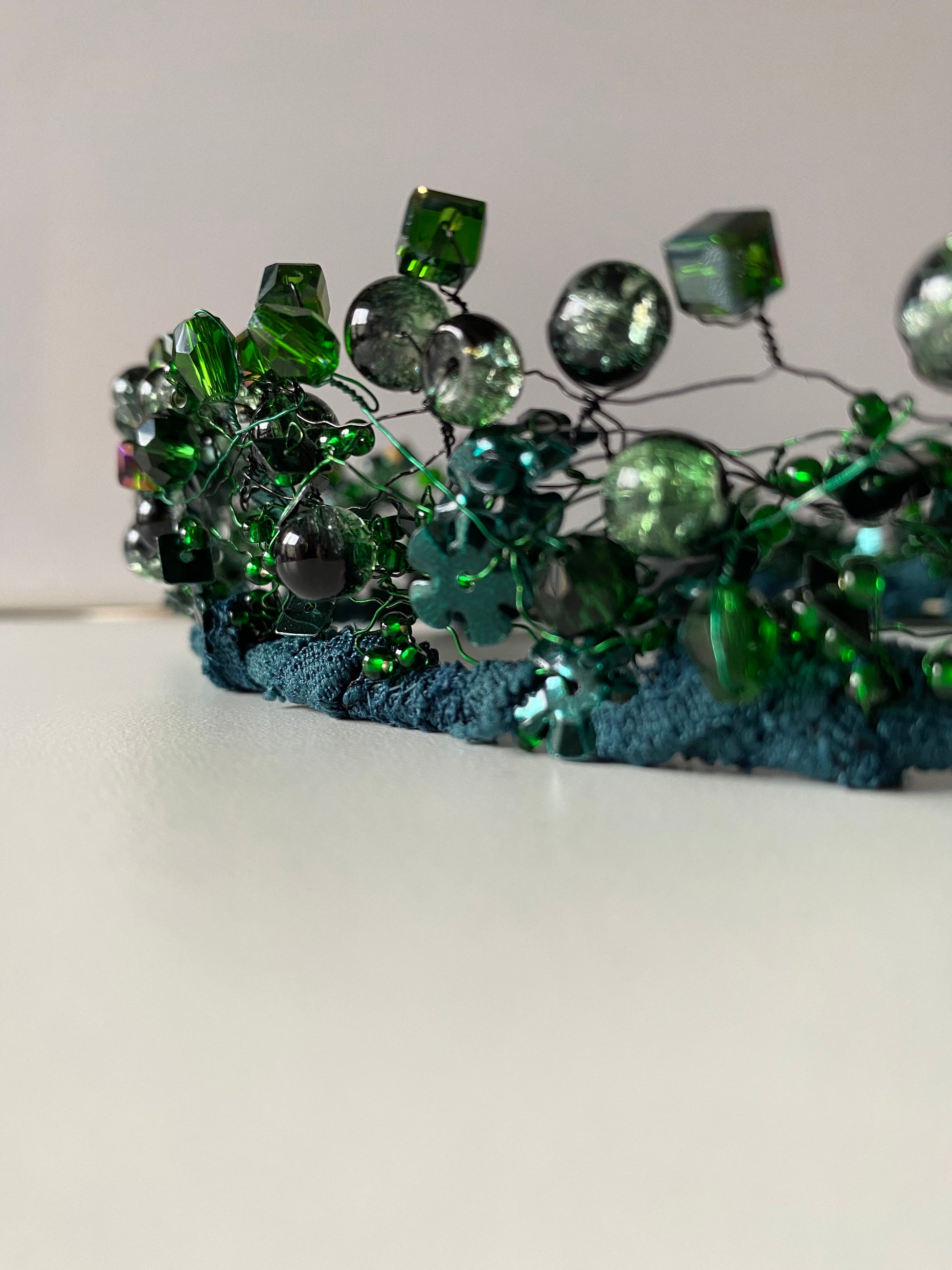 Stikla pērļu kronis egļu zaļš