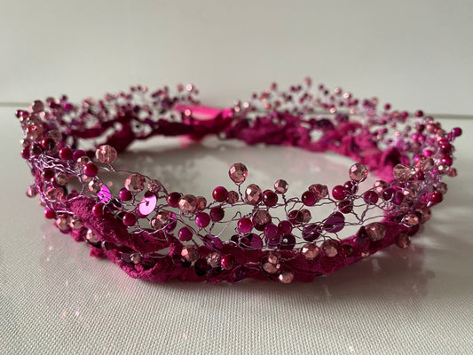 Stikla un akrila pērļu kronis tumšos un gaišos rozā toņos uz mežģīnes apdares pamatnes, sasienams