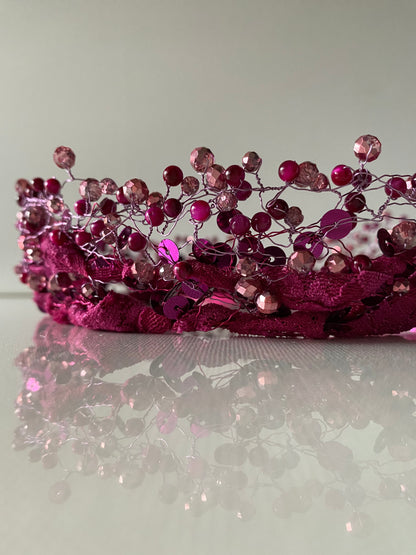 Stikla un akrila pērļu kronis tumšos un gaišos rozā toņos uz mežģīnes apdares pamatnes, sasienams