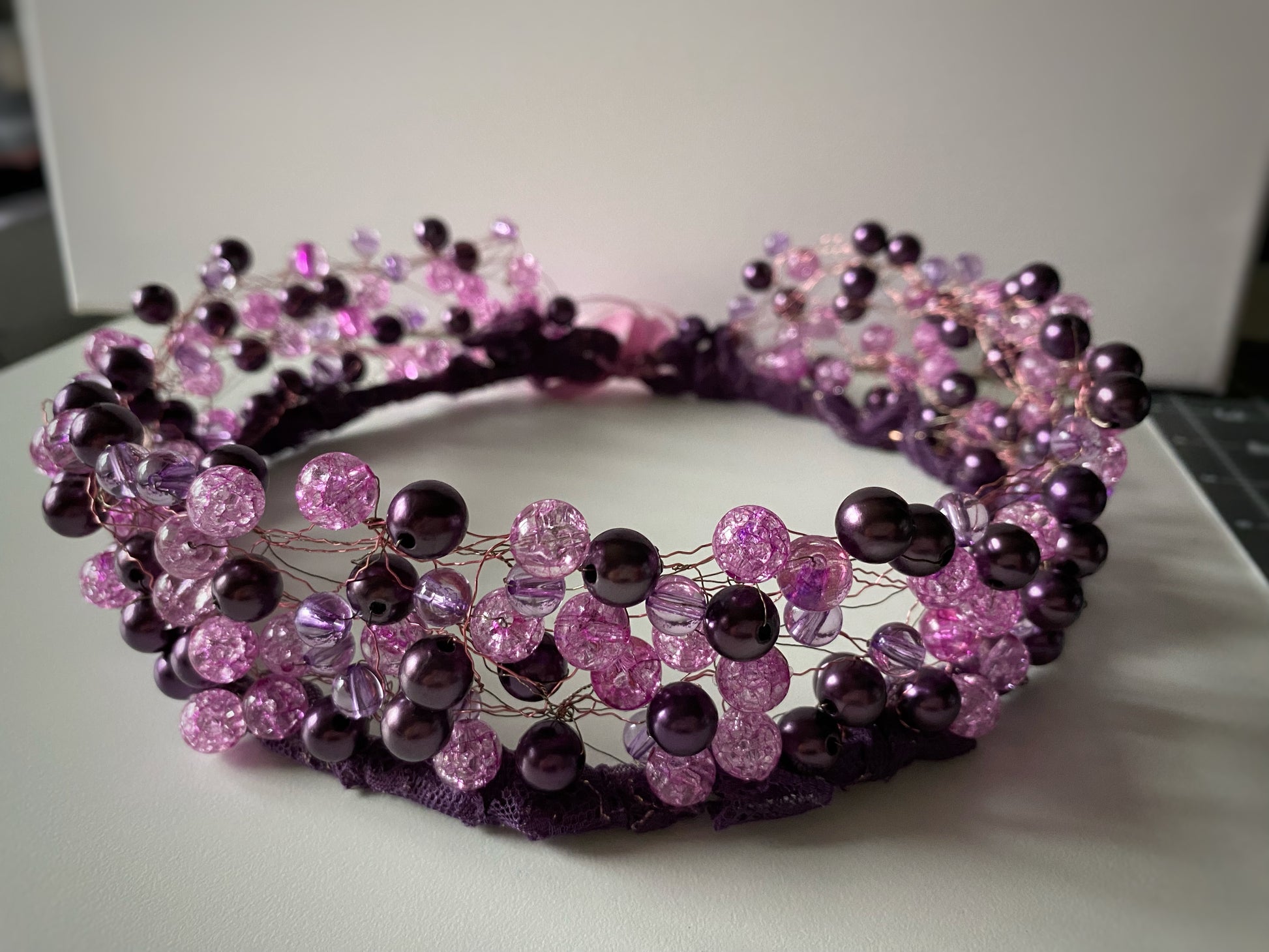 Stikla pērļu kronis tumši violetos un gaiši violetos  toņos