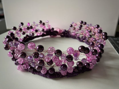 Stikla pērļu kronis tumši violetos un gaiši violetos  toņos