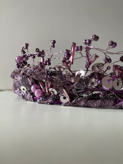 Pērļu kronis no dažāda lieluma violetām stikla un akrila pērlītēm.