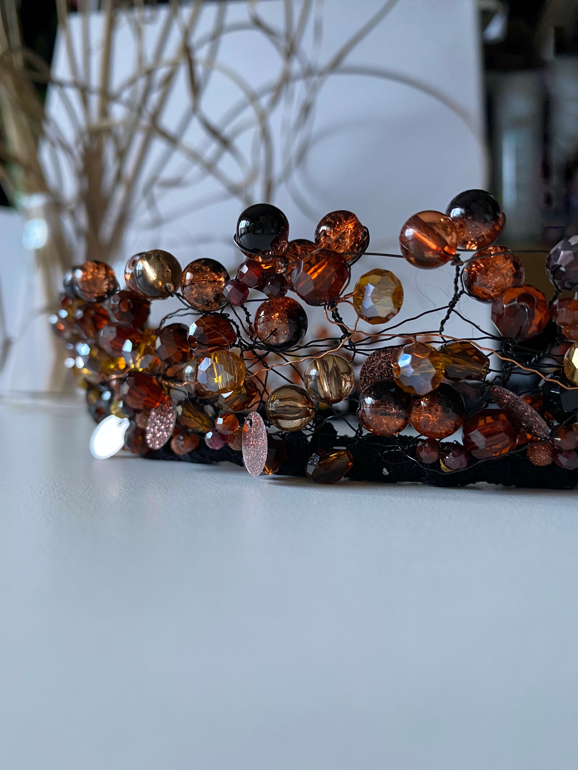 Pērļu kronis zelta un brūnos toņos