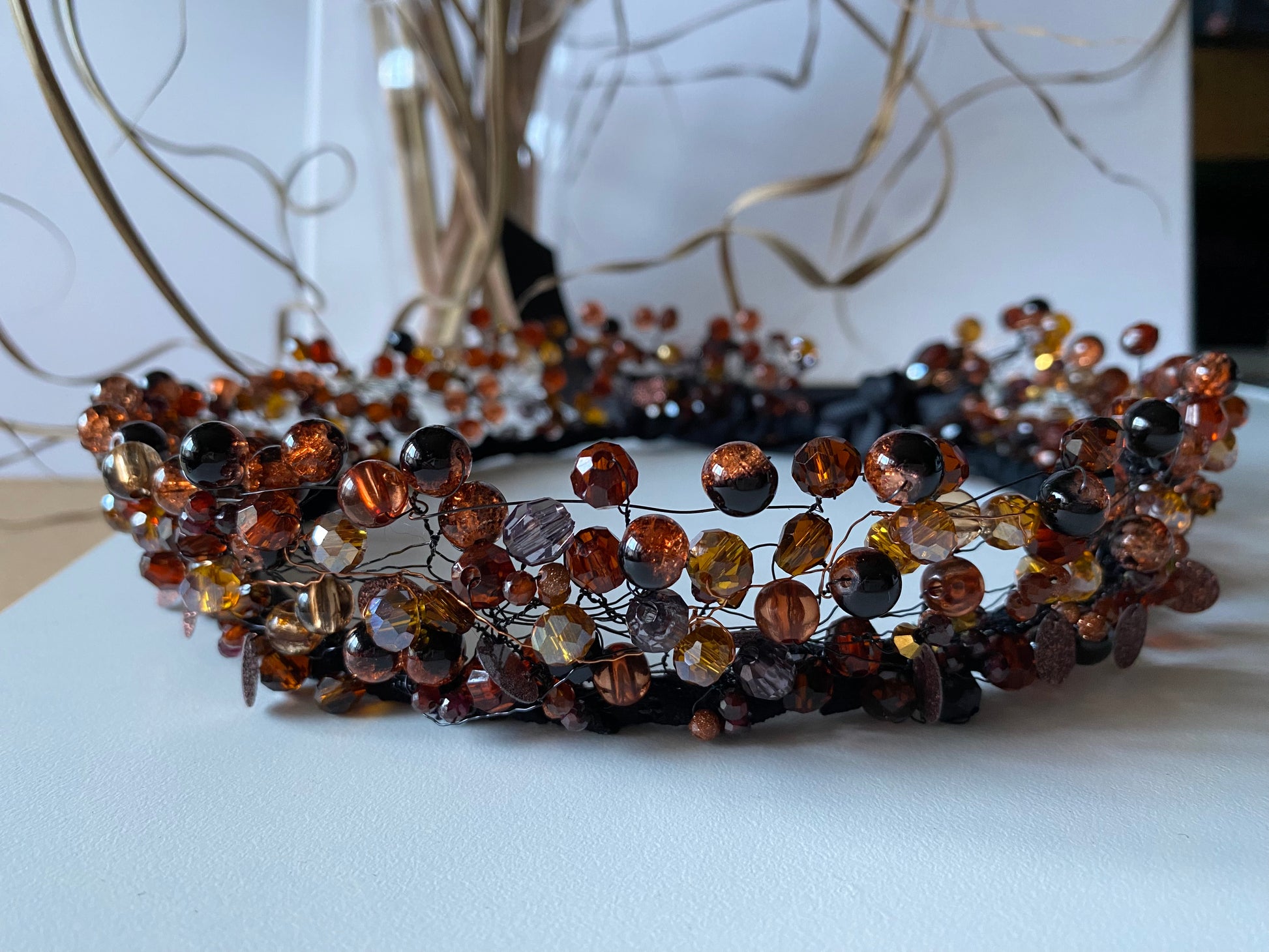 Pērļu kronis zelta un brūnos toņos