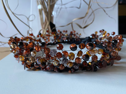 Pērļu kronis zelta un brūnos toņos