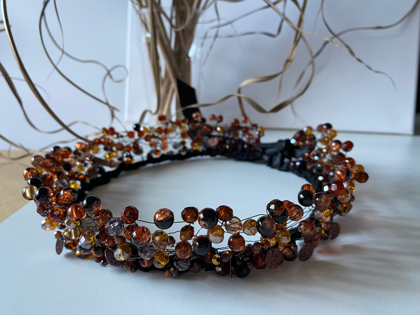 Pērļu kronis zelta un brūnos toņos