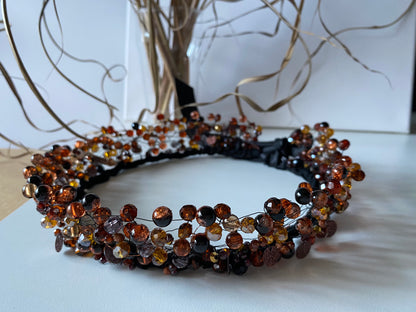 Pērļu kronis zelta un brūnos toņos