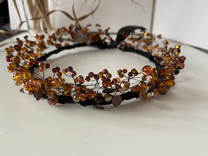 Pērļu kronis zelta un brūnos toņos
