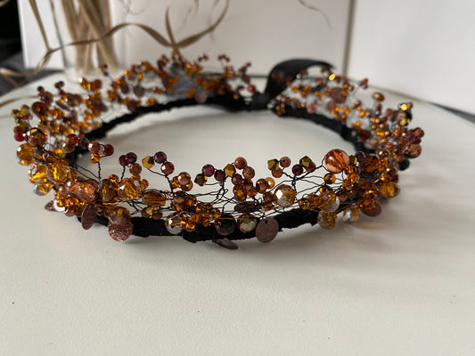 Pērļu kronis zelta un brūnos toņos
