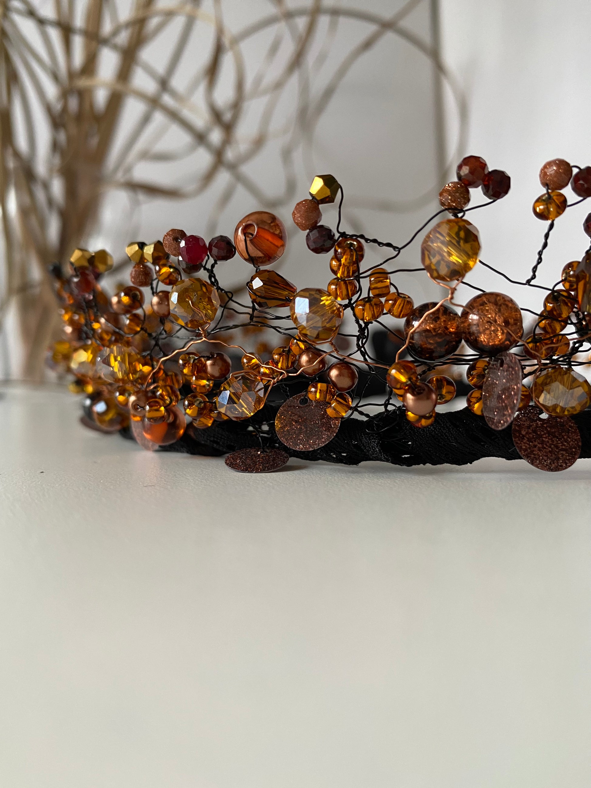 Pērļu kronis zelta un brūnos toņos
