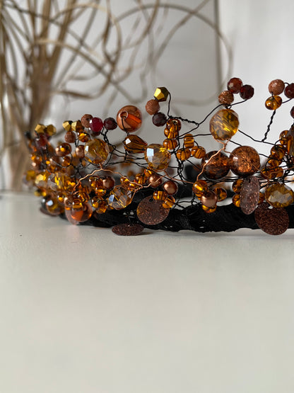 Pērļu kronis zelta un brūnos toņos
