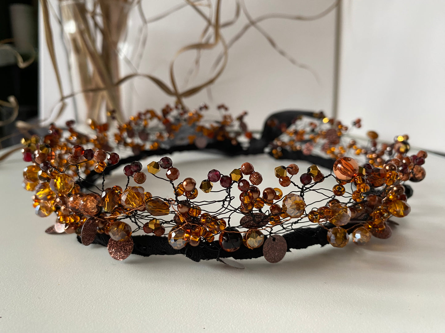 Pērļu kronis zelta un brūnos toņos