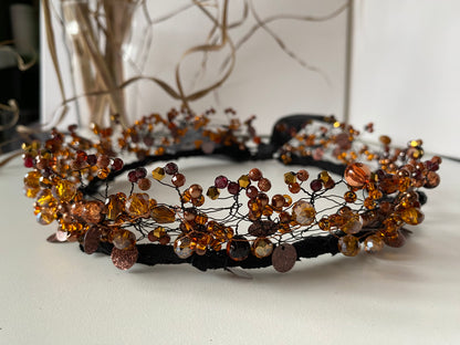 Pērļu kronis zelta un brūnos toņos