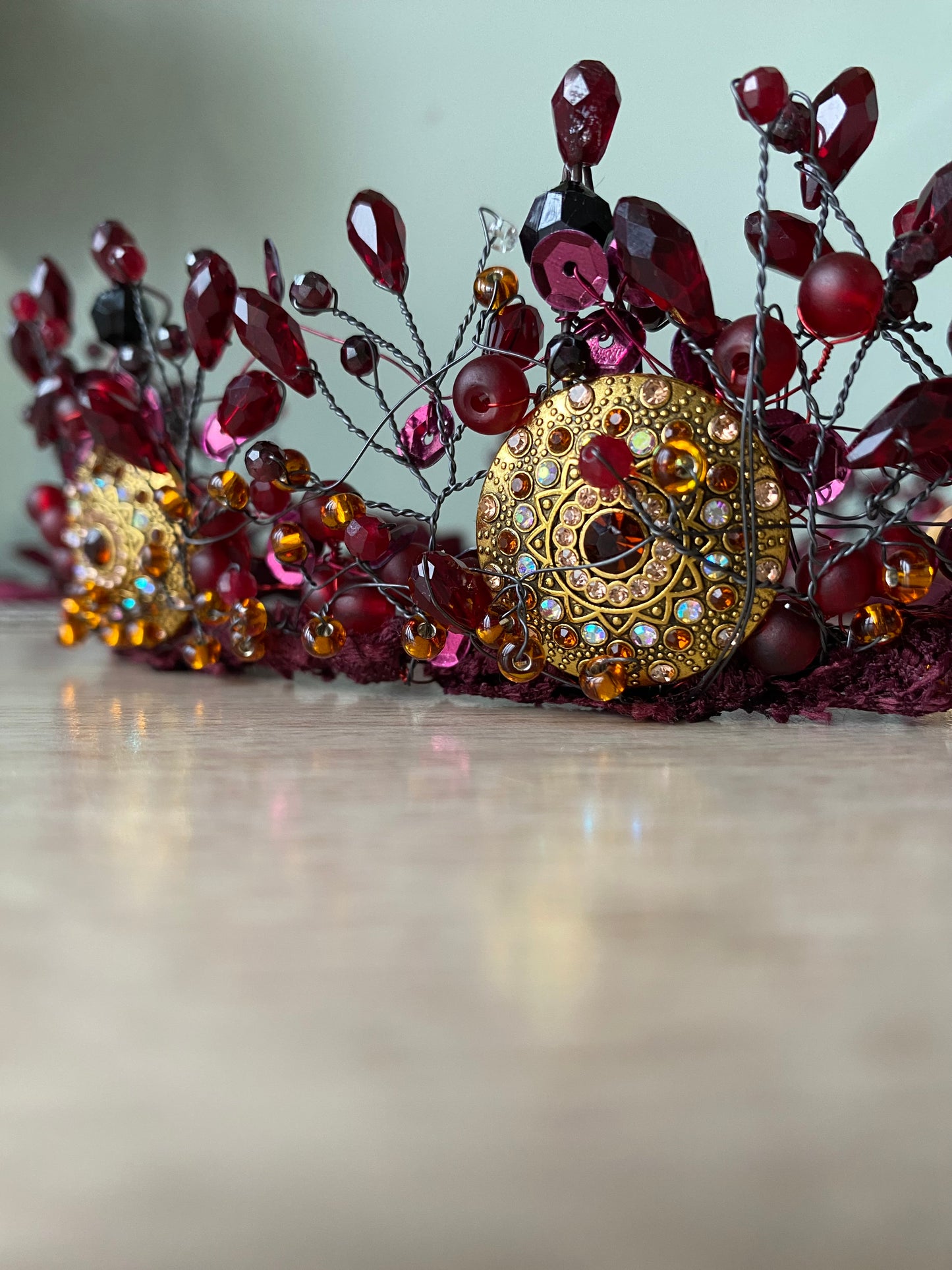 Stikla kristālu un pērļu kronis, tumši sarkans ar metāla detaļām un mežģīnes pamatnes apdari