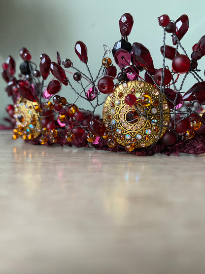 Stikla kristālu un pērļu kronis, tumši sarkans ar metāla detaļām un mežģīnes pamatnes apdari