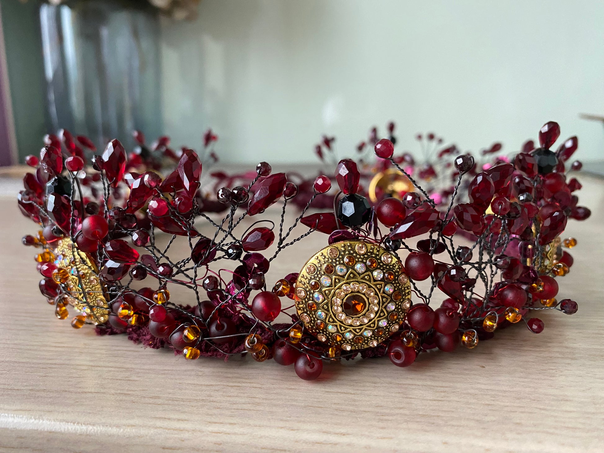 Stikla kristālu un pērļu kronis, tumši sarkans ar metāla detaļām un mežģīnes pamatnes apdari